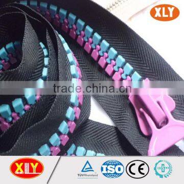 Hot Sale Contrast Teeth Color Garment Zipper , Plastic Zipper photo-4