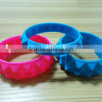 good quality punk stype silicone pyramid bracelets