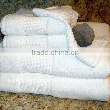 Solid jacquard cotton hotel towels with satin