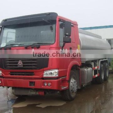 High-quality HOWO oil tank transporting truck 10 wheels