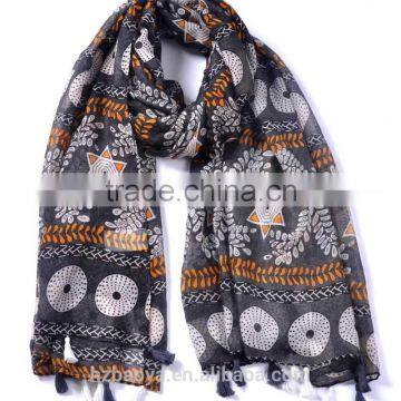 2016 stylish 100% polyester geometry print scarf with tassle