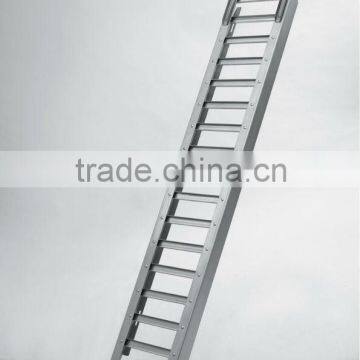 Straight steel loading ramp
