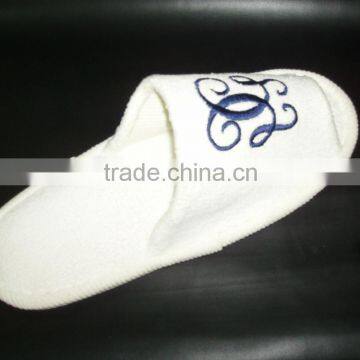 white disposable hotel slipper with embroideried customized logo