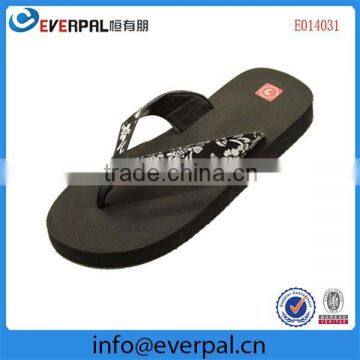 Women personalizes flip flop made in china
