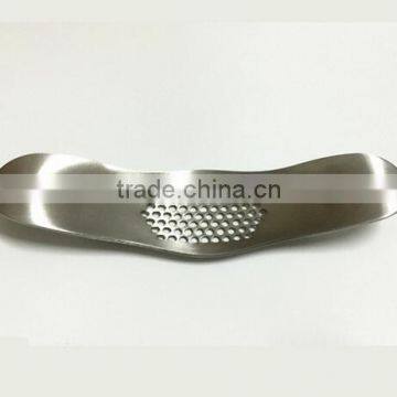 Cy282 Curved Garlic Stainless Steel 304/430 Multi-functional Manual Garlic Creative Twist Garlic Kitchen Worn Garlic photo-5