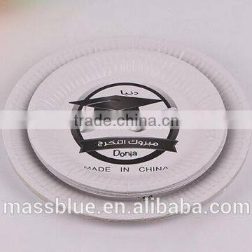 White color paper plate with black color trencher cap