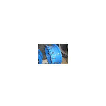 Ductile cast iron pipe fitting with flange socket