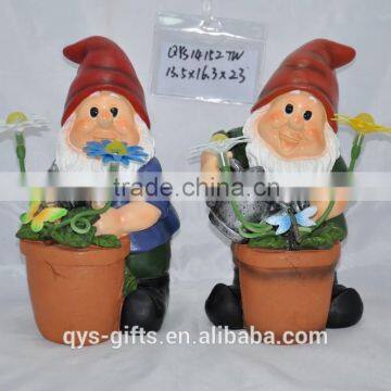 Garden Elves water the flowers figurine with Solar lawn lamp decorative