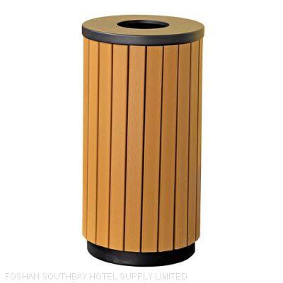 Outdoor waste bin for garden