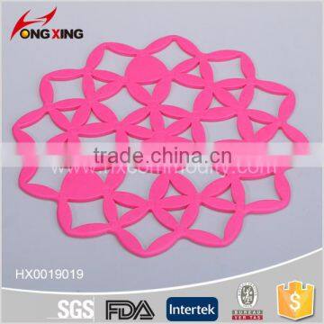 Plastic flower design non slip tableware heat insulation potholder