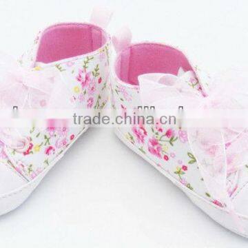 Lovely toddler shoe, white shoe with flower baby shoe