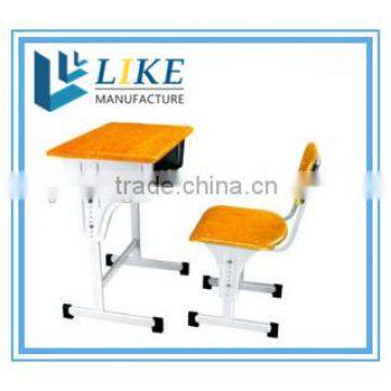 Ajustable students use desk and chair