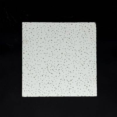 Tableros de techo de fibra mineral absorbentes de sonido - Rendimiento NRC 0.75 para entornos sanitarios