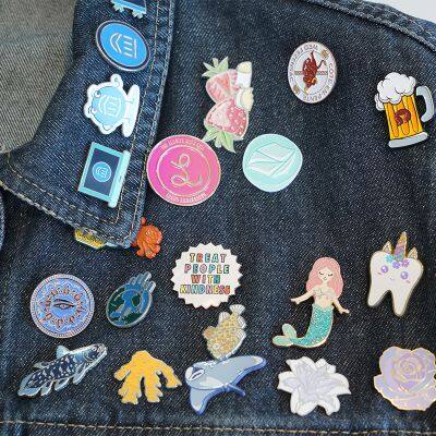 Промо-сувениры. Индивидуальная декорация. Лапельные булавки из металла, значки в нескольких цветах, под заказ для сувениров