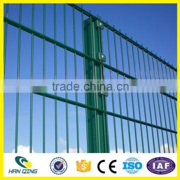 RAL256 Manufacture Hanqing Galvanized & PVC Welded Mesh Garden Fence Panels With Plastic Fence Post Caps