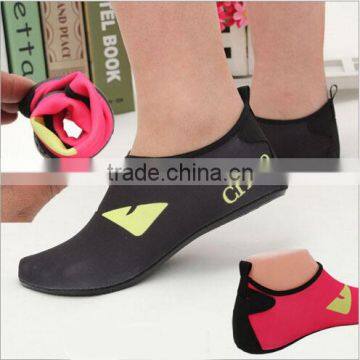 whole sale fashionable various color and patterns swimming skin shoes