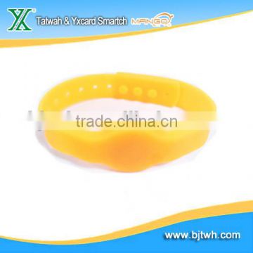 factory directly wholesale cheap custom silicone wristbands no minimum