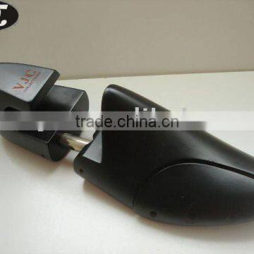 BLACK WOODEN SHOE TREES