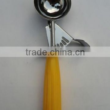 6cm stainless steel Ice cream Scoop with plastic handle in color