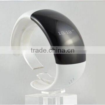 2014 hot selling newest bluetooth bracelet with caller name show , bluetooth vibrating bracelet white