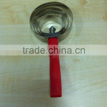 Round metal curry comb