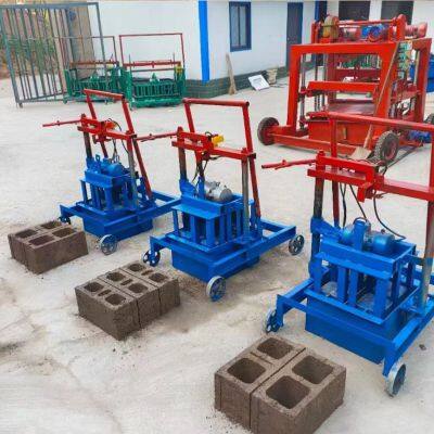 Máquina para fazer blocos de concreto e tijolos ocos de cimento com molde de tijolo 2 - 45. Máquina para pavimentação com cimento oco. Moldes para blocos photo-4