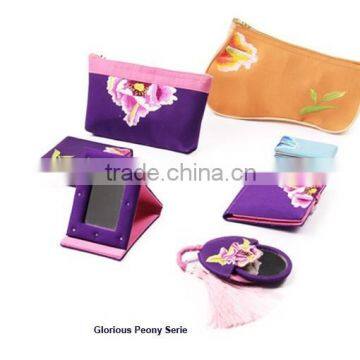 Multifunctional Cosmetic Bag With Exquisite Cloth Handicrafts photo-3