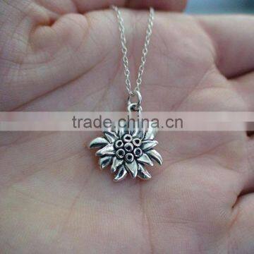 German Drindle Flower Necklaces Oktoberfest Trachten Edelweiss Necklace photo-2
