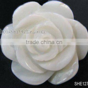 Shell cabochon pendant, carved flower