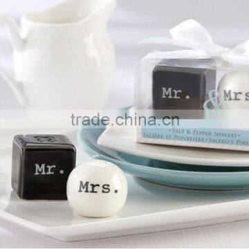 wedding favor Mr & Mrs salt and pepper shaker