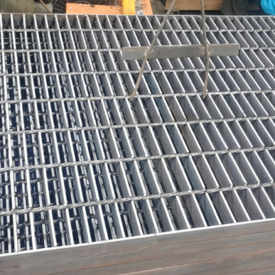 Material de construcción: acero galvanizado para escalones de escaleras y plataformas de acceso en edificios comerciales y residenciales photo-5