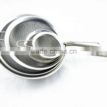 Stainless steel mesh colander with handle