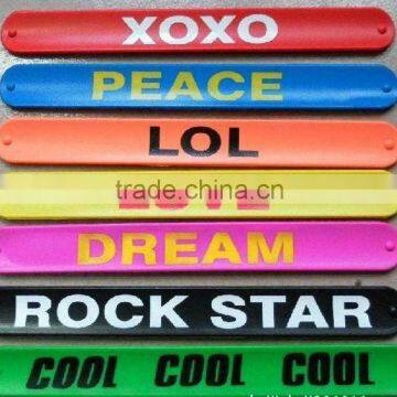 Eco-friendly Love,Peace slogan Silicone funny Snap on Bracelets