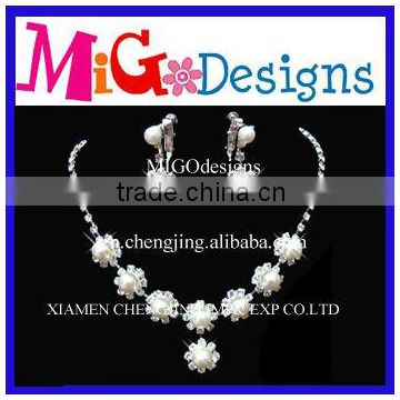 New fashion wholesale custom design welcome crystal pearl Necklace earrings