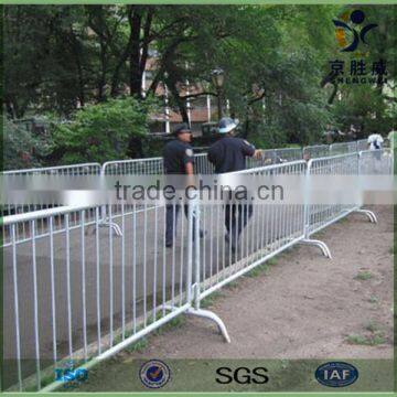 Easily handled crowd control barrier