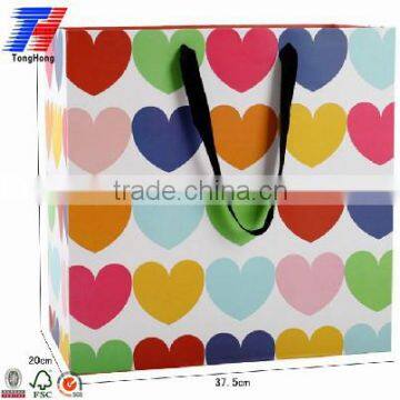 Custom popular exquisite sweet heart shape paper packaging bag with handle wholesale