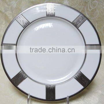 Porcelain dinner plate with gold diamonds for 12 persons