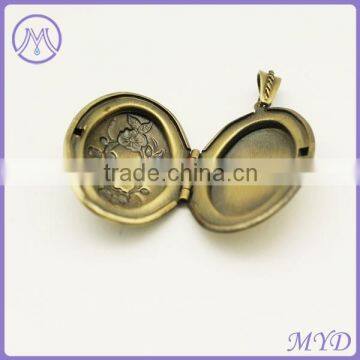Antique Bronze Oval Open Locket photo-3