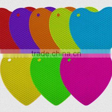 Hot Sale FDA and LFGB Food Grade Colorful Heart Shape Non-sick Silicone Table Mat & Silicone Placemat