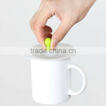 Custom ceramic coffee mug with silicone lid