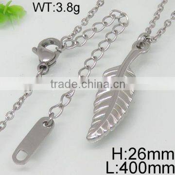 Vivid leaf shaped silver color necklace