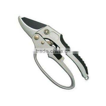 Ratchet pruning shear garden tool