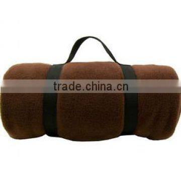 Protable handle 100% polyester polar fleece traveling blanket