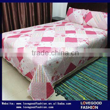 Patchwork Polyester Bedding Comforter Sets With Pink and White Floral Printings