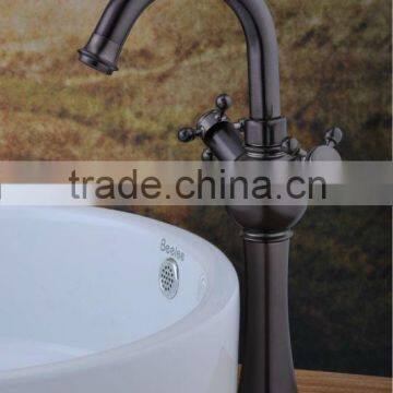 Two Handles Antigue Bronze Solid Brass Basin Faucet QH1808B
