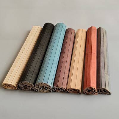 Rouleau de bambou naturel traité par carbonisation, revêtu d'une peinture colorée, avec un fini mate pour la décoration de l'industrie de la construction