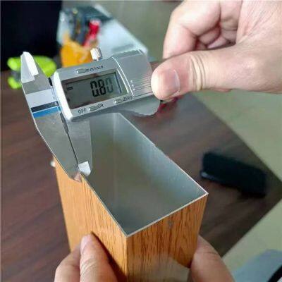 oubide алюминиевые сплавные квадратные трубы, алюминиевые квадратные трубы с древесной текстурой от завода-изготовителя с полным набором размеров