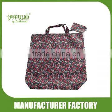 Foldable shopping bag with flower pattern