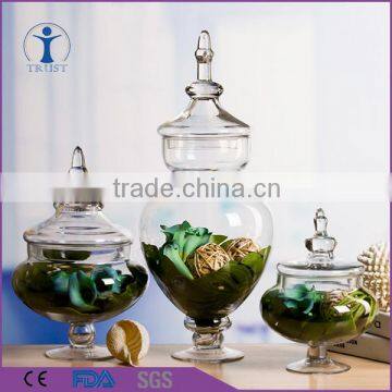 Different types Pavilion -shaped clear glass storage jars with lid