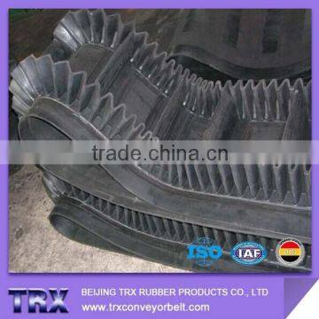 Sidewall Conveyor Belt with corrugated sidewalls and cleats